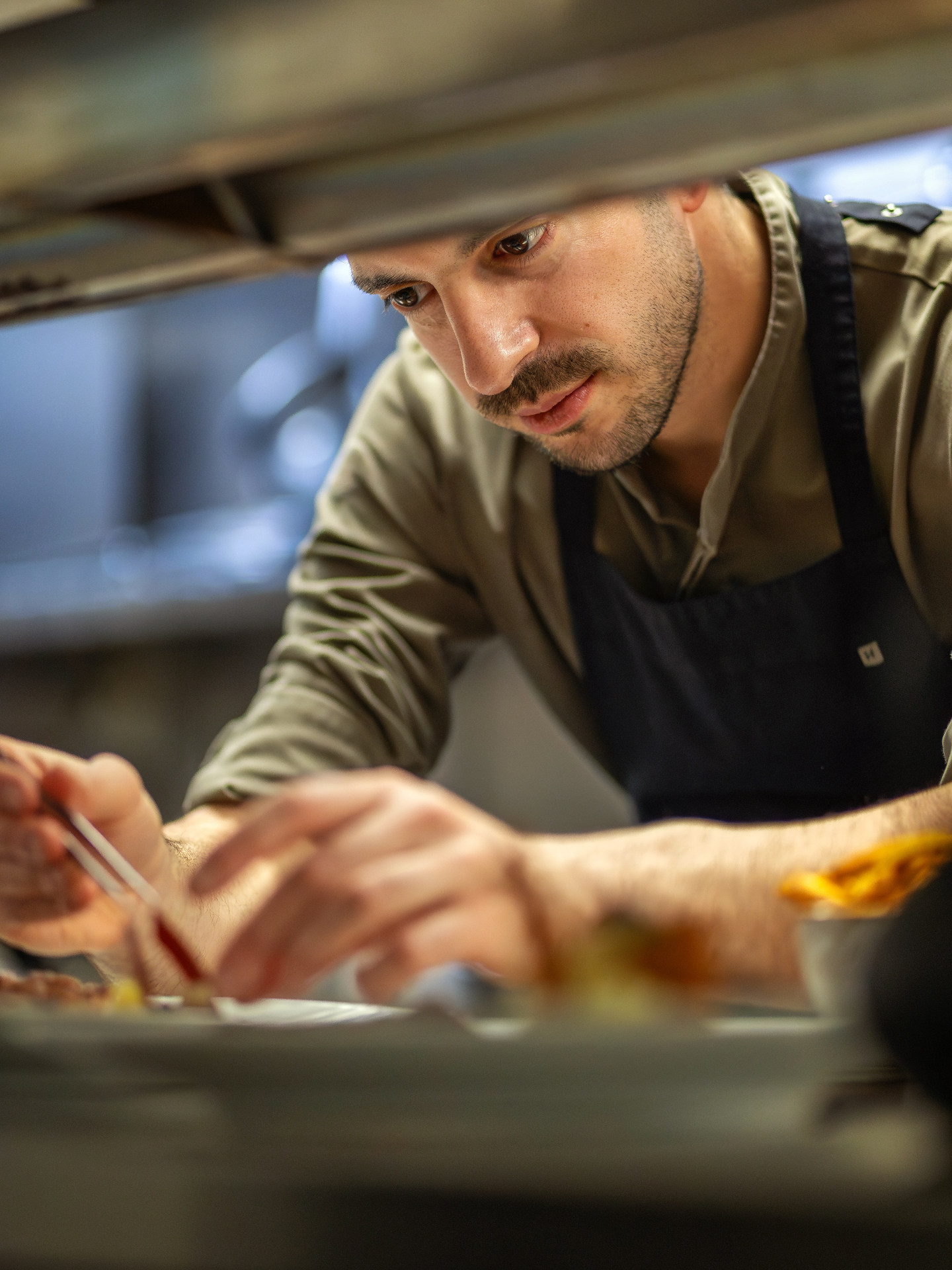 Retrato del chef Darío Maggio en cocina